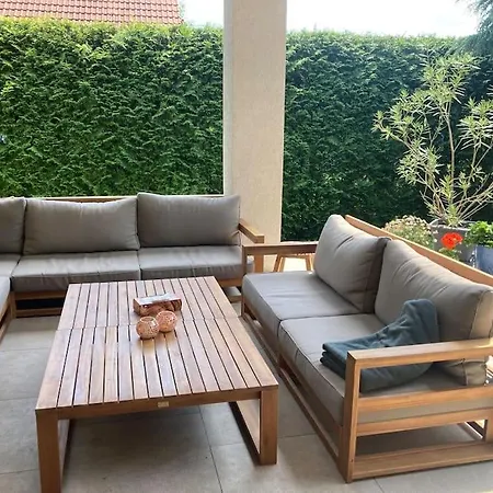 Spacious With An Outdoor Pool In 别墅
