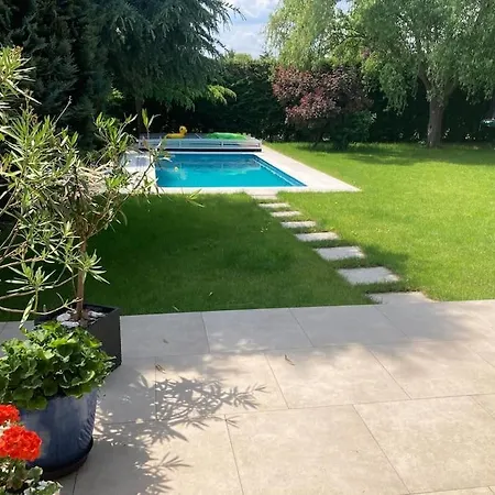 Villa Spacious With An Outdoor Pool In Cernosice